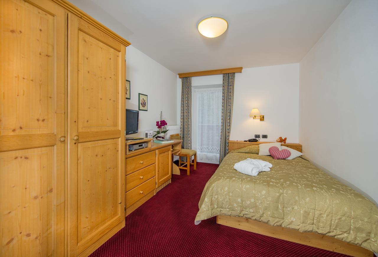 Hotel Bellavista Canazei Phòng bức ảnh